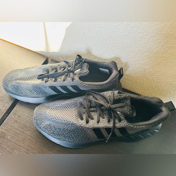 Adidas Men’s 9.5 athletic shoe - Picture 2 of 4